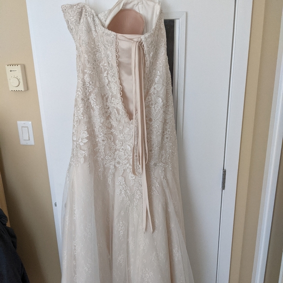 Wedding dress - Picture 2 of 4